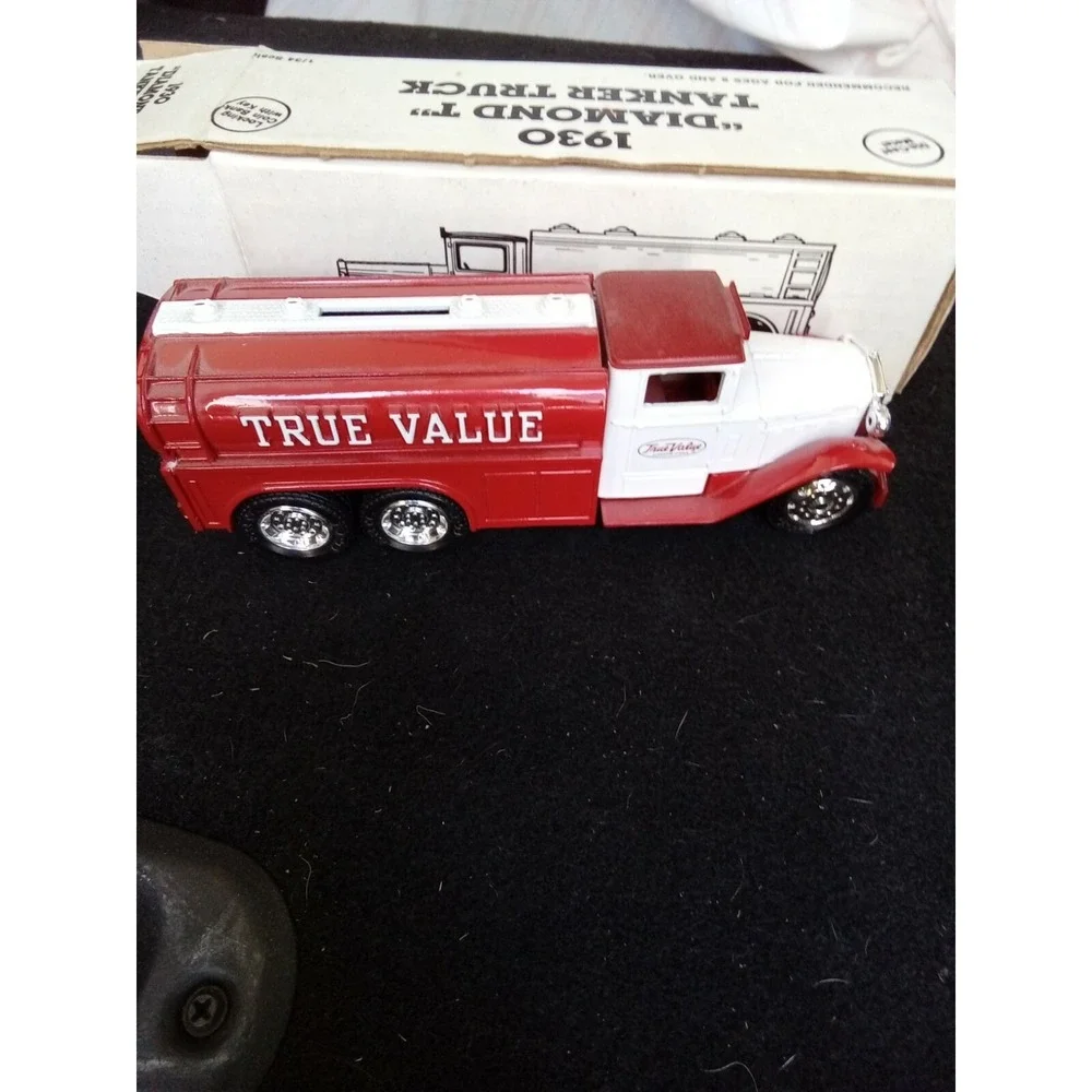 ERTL‎ 1930 Diamond T Tanker Truck/Bank